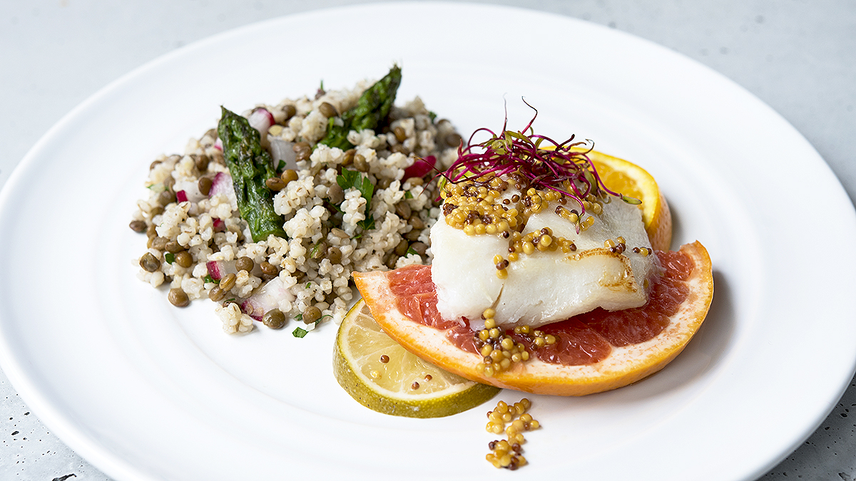 Halibut s hořčicí na citrusech s kroupami, čočkou a chřestem