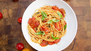 Linguine bavette s cherry rajčaty a práškem ze spálené šalotky