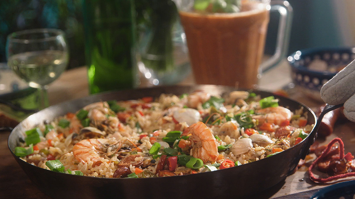 Paella s kuřecím masem a mořskými plody