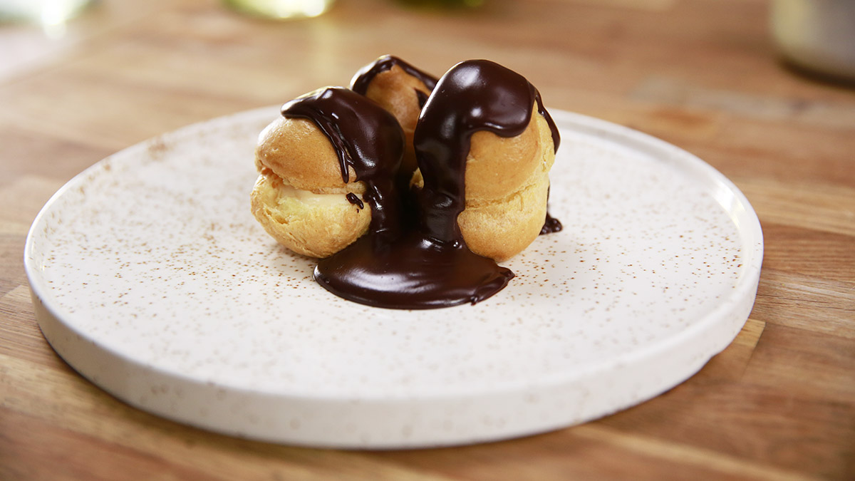 Profiterole s krémem patissiere a čokoládovou polevou