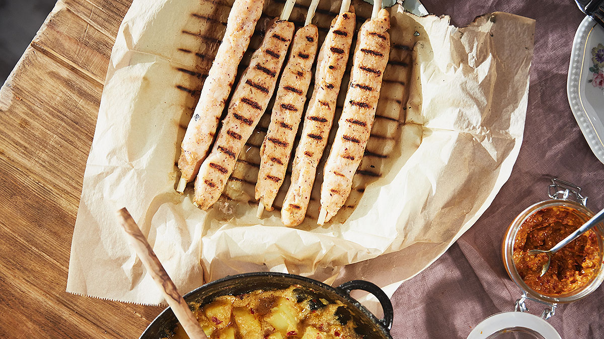 Rybí shish kebab, brambory smažené v jogurtu a kroupový salát s granátovým jablkem