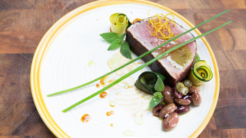 Steak z tuňáka s olivami a rozmarýnem