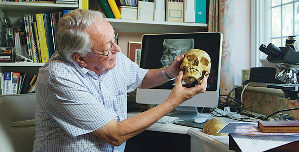 Vědec zkoumá lebku v dokumentu Středověké záhadné vraždy