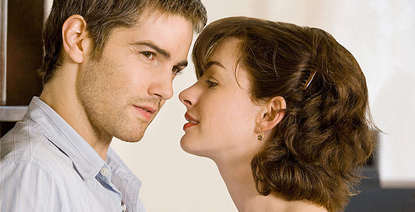 Anne Hathaway a Jim Sturgess