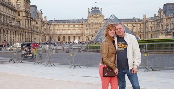 Ivo Randýsek s manželkou před Louvrem