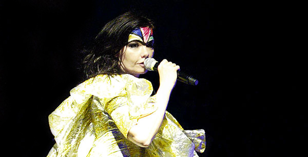 Björk při koncertě
