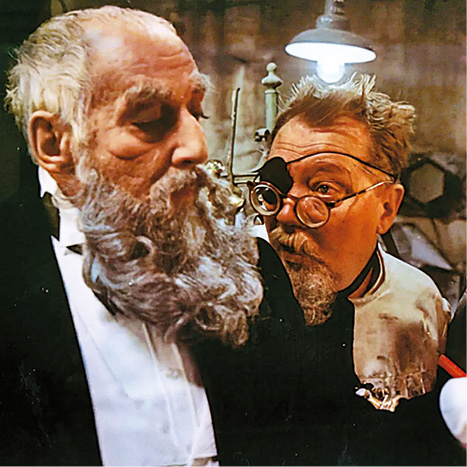 Tajemství hradu v Karpatech – československá komedie