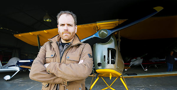 Josh Gates před hangárem