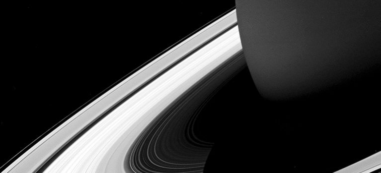 Saturn uvnitř prstenců
