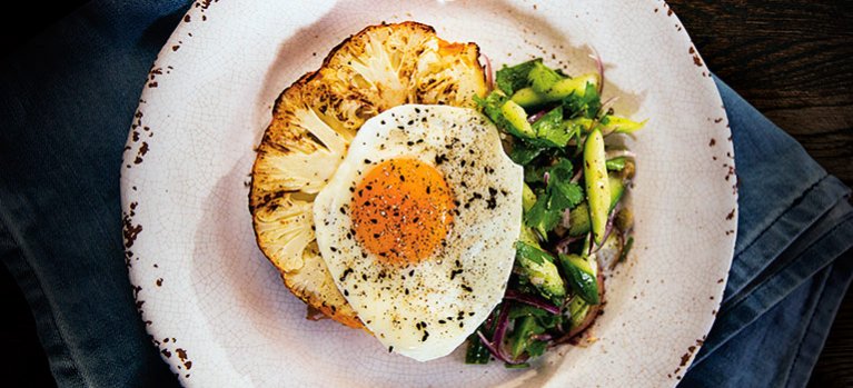 Dejte si … Steak z květáku s vejcem a salátem – vaření
